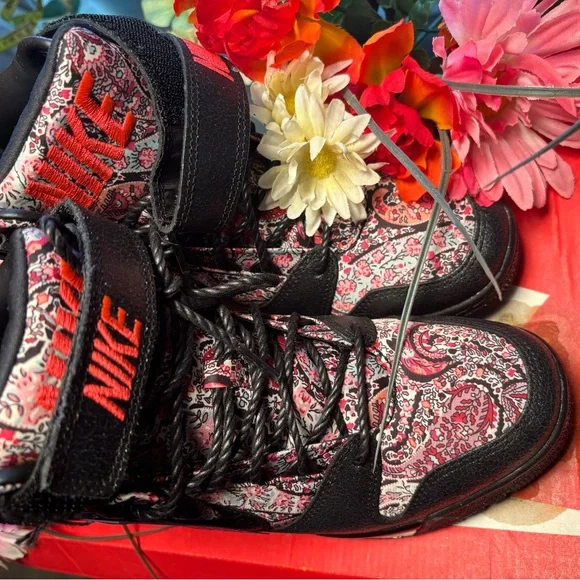 Nike Women’s Sneakers - Picture 8 of 14